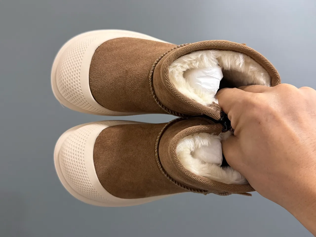 UGG Tasman Botas de neve pretas para crianças 20
