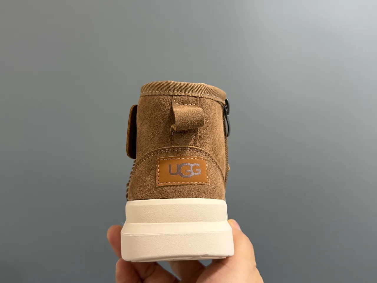 UGG Tasman Botas de neve pretas para crianças 21