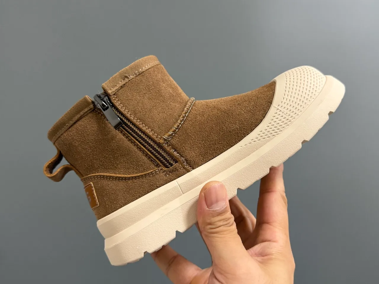 UGG Tasman Botas de neve pretas para crianças 22