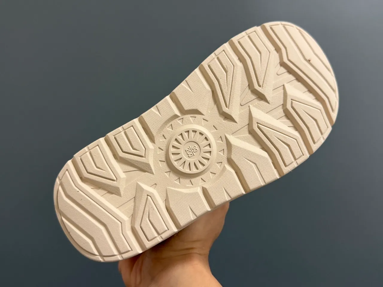 UGG Tasman Botas de neve pretas para crianças 23