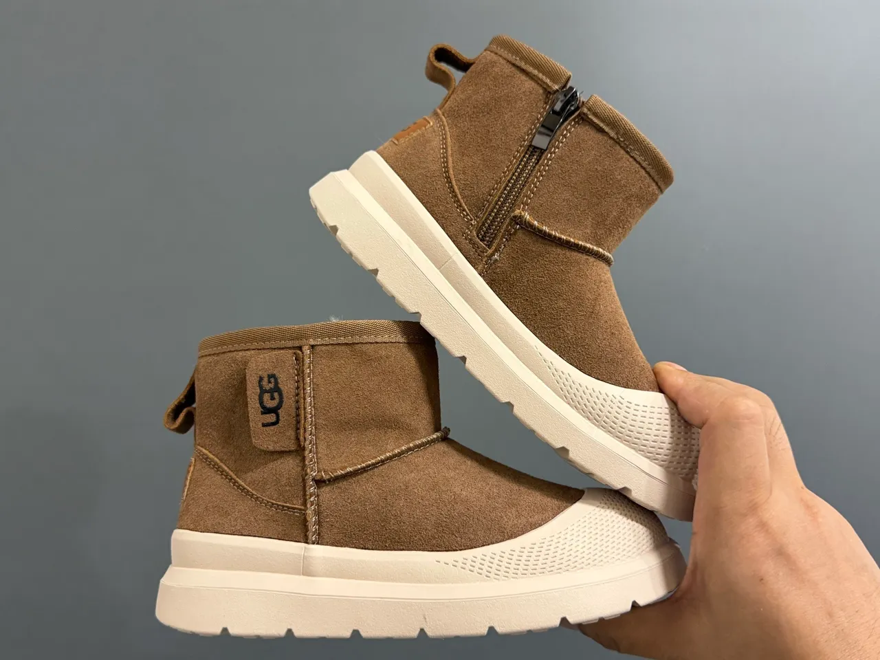 UGG Tasman Botas de neve pretas para crianças 24