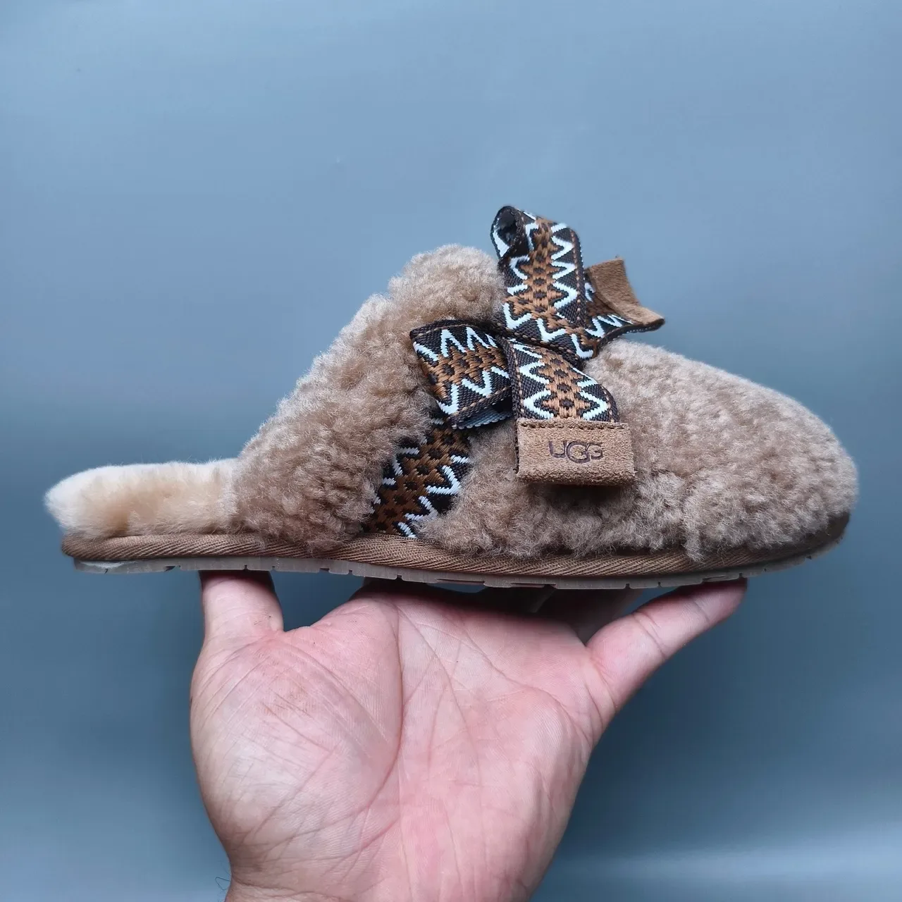 UGG Tasman 棕米色 羊毛里 编织几何带拖鞋 2