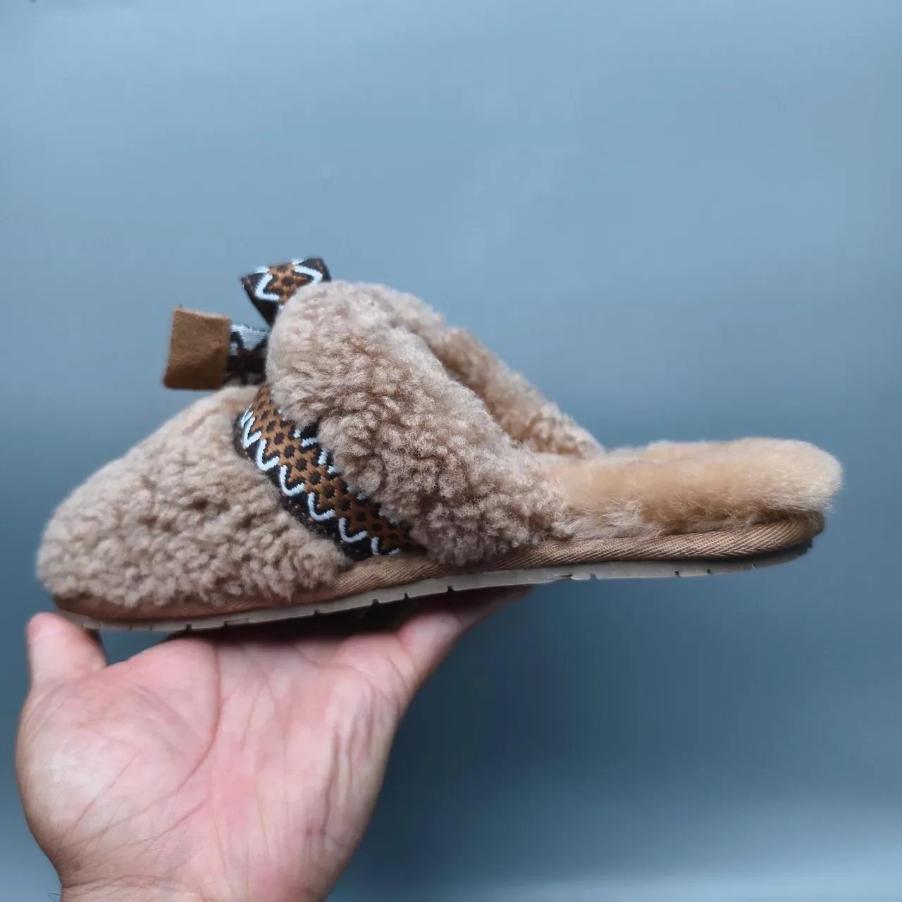 UGG Tasman 棕米色 羊毛里 编织几何带拖鞋 4