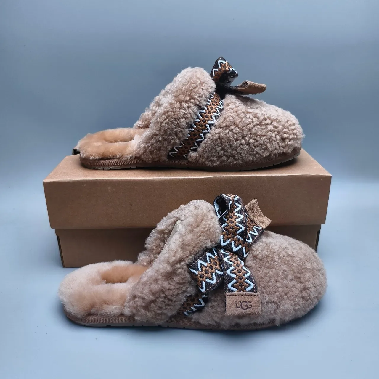 UGG Tasman 棕米色 羊毛里 编织几何带拖鞋 5