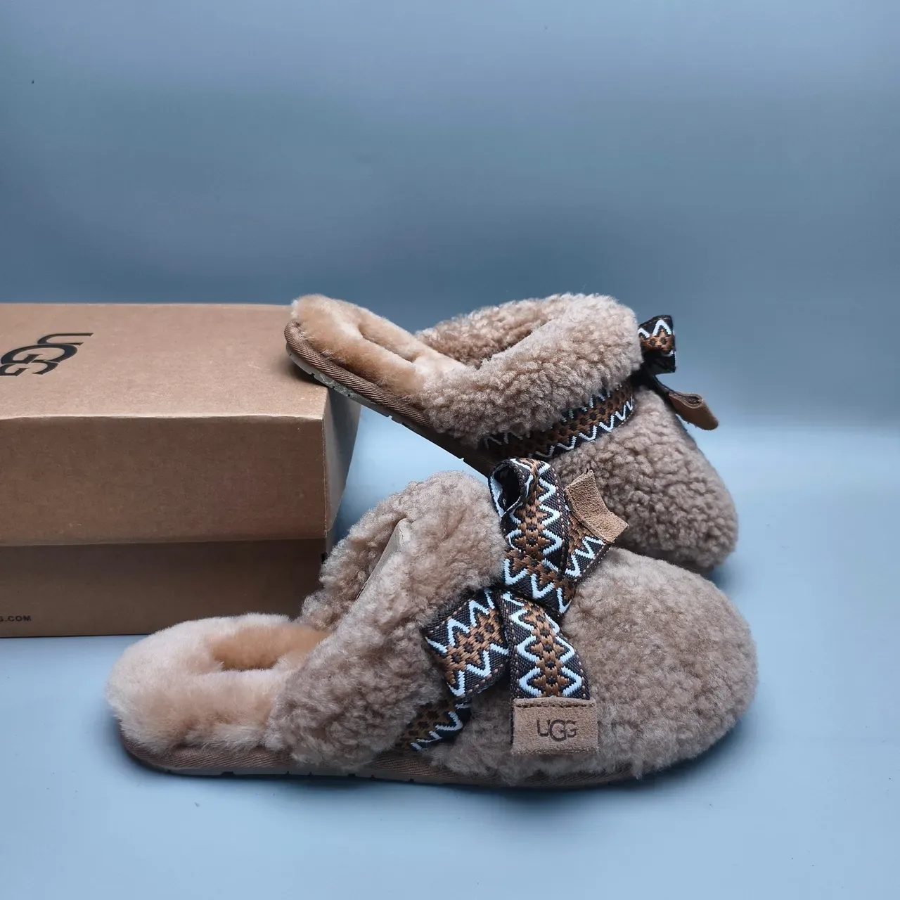 UGG Tasman 棕米色 羊毛里 编织几何带拖鞋 6