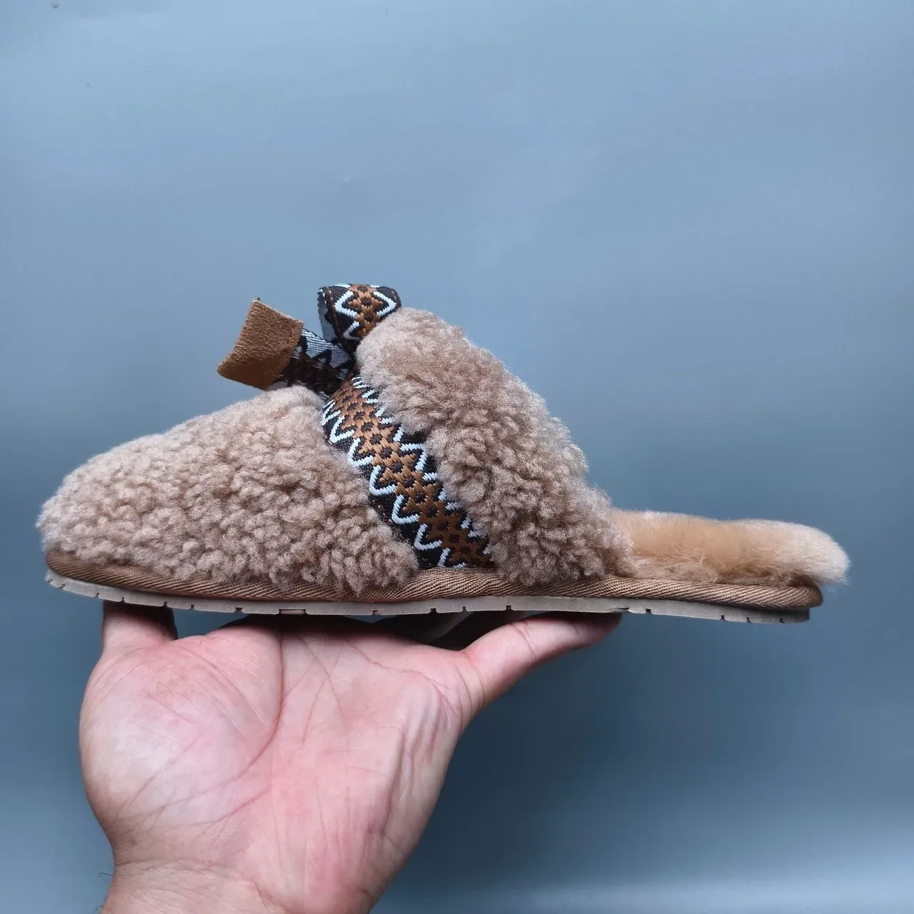 UGG Tasman 棕米色 羊毛里 编织几何带拖鞋 7