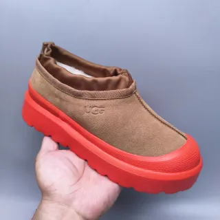 UGG Tasman 米色和红色平台雪靴