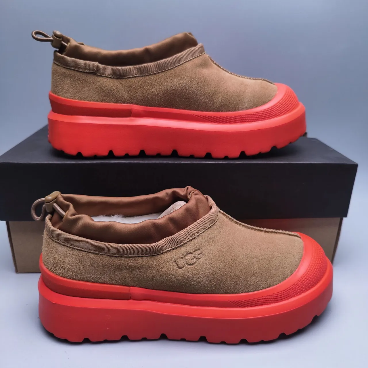 UGG Tasman 米色和红色平台雪靴 2