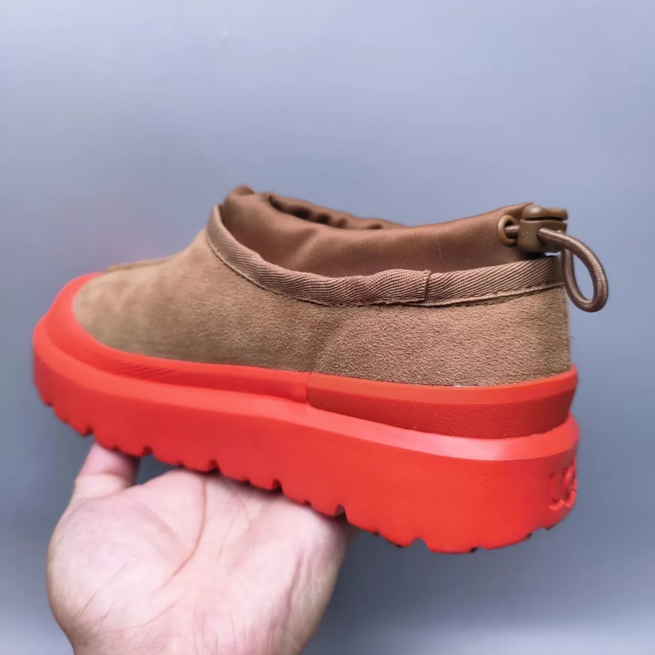 UGG Tasman 米色和红色平台雪靴 3