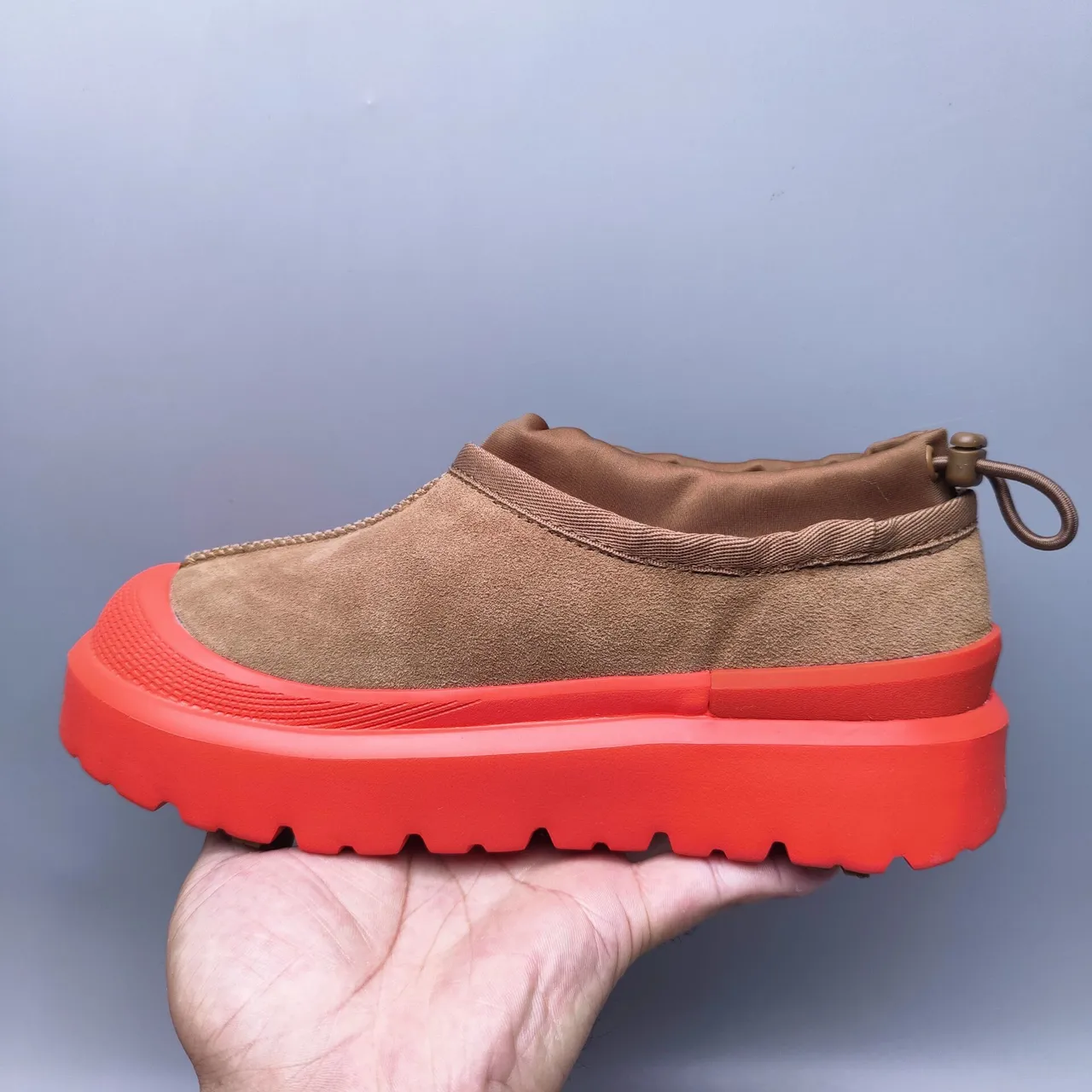 UGG Tasman 米色和红色平台雪靴 4