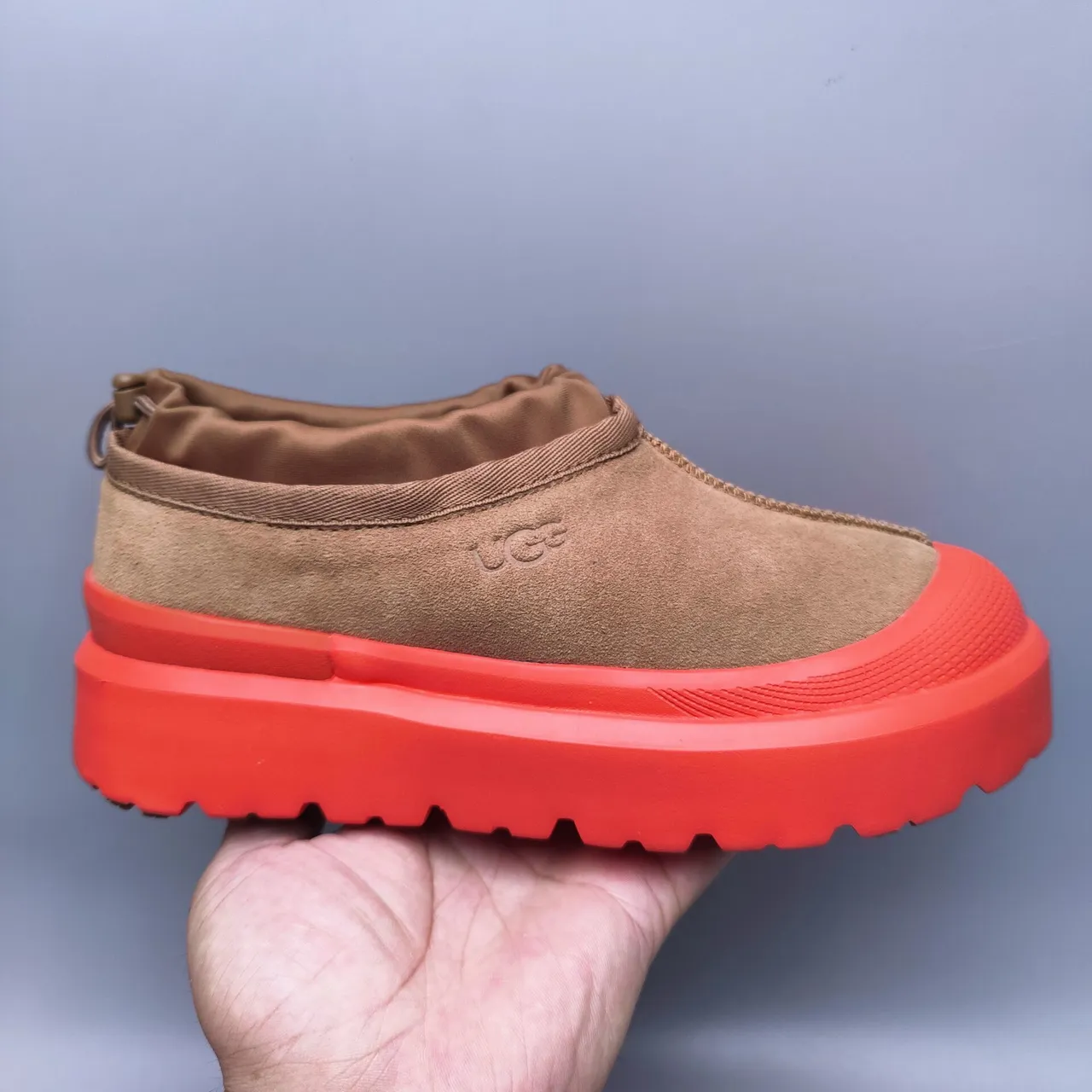 UGG Tasman 米色和红色平台雪靴 5