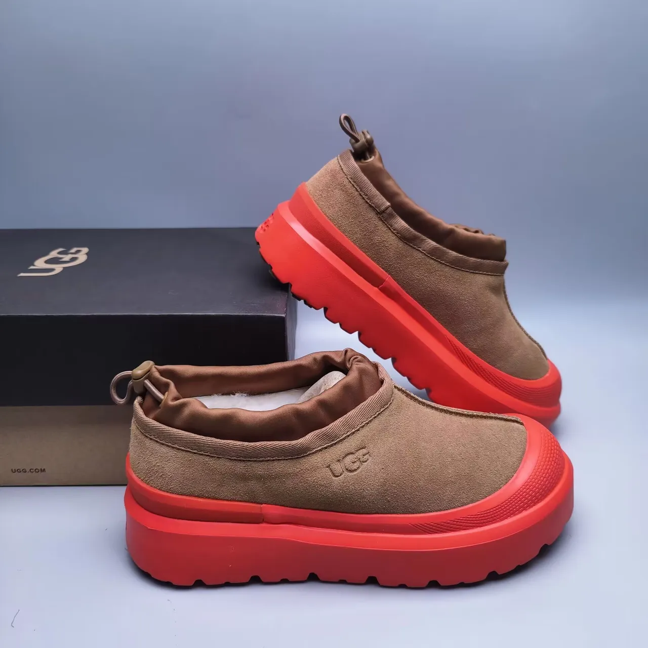 UGG Tasman 米色和红色平台雪靴 7