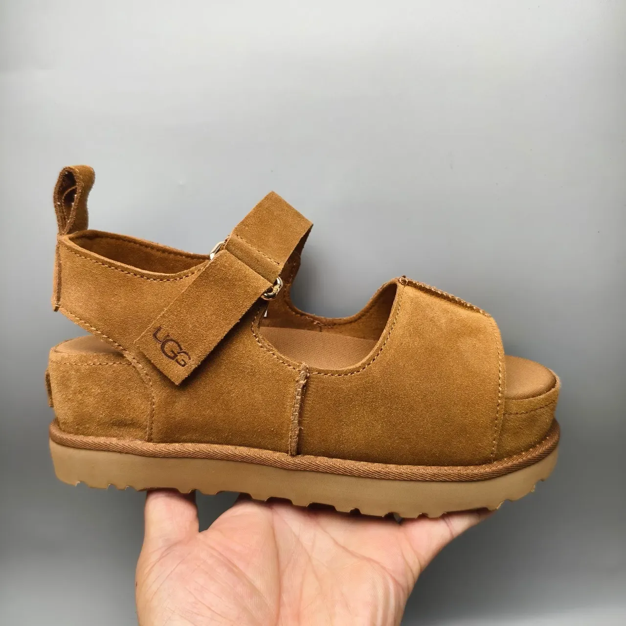 صنادل كاجوال منصة UGG تاسمان لون بني من السويد 2