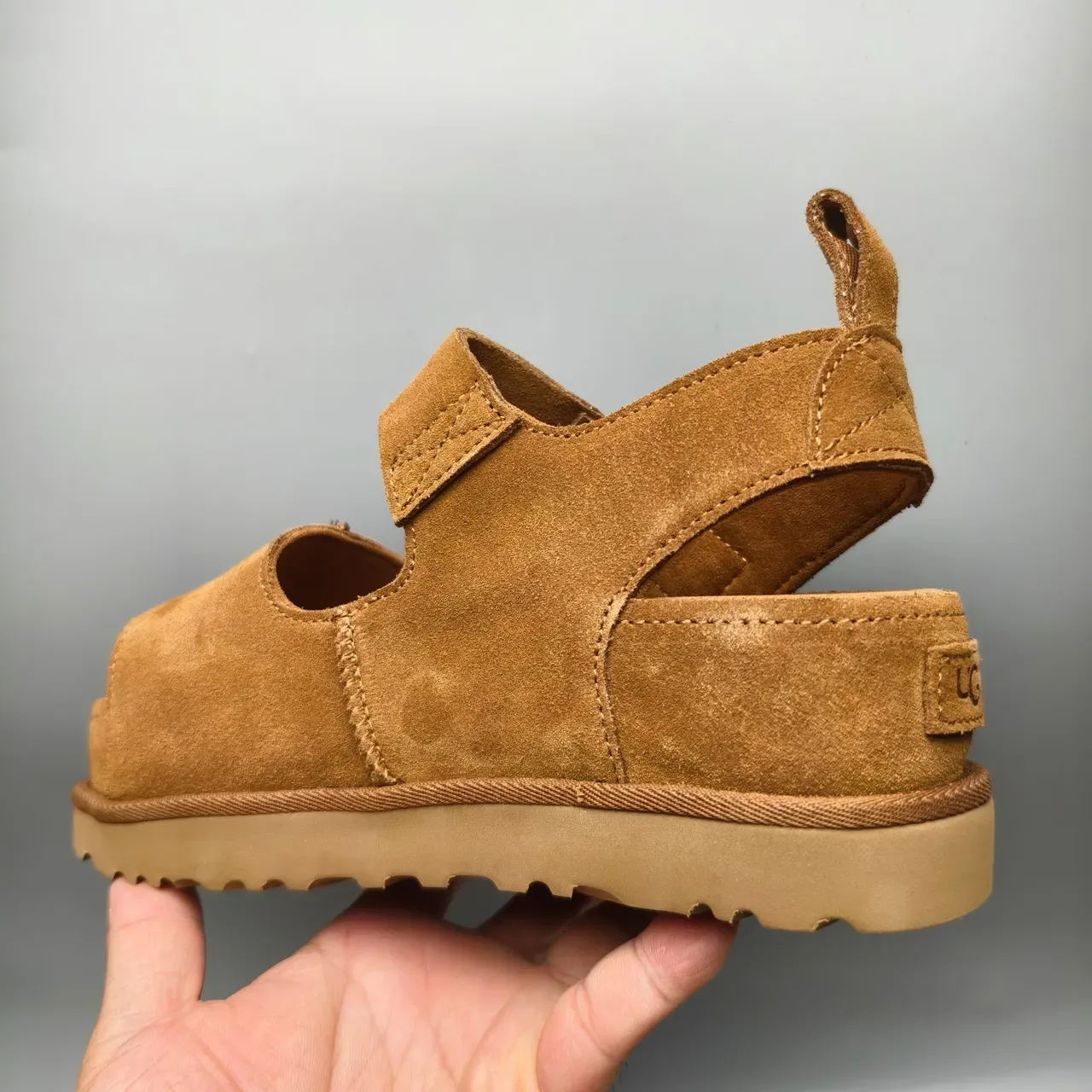 صنادل كاجوال منصة UGG تاسمان لون بني من السويد 4