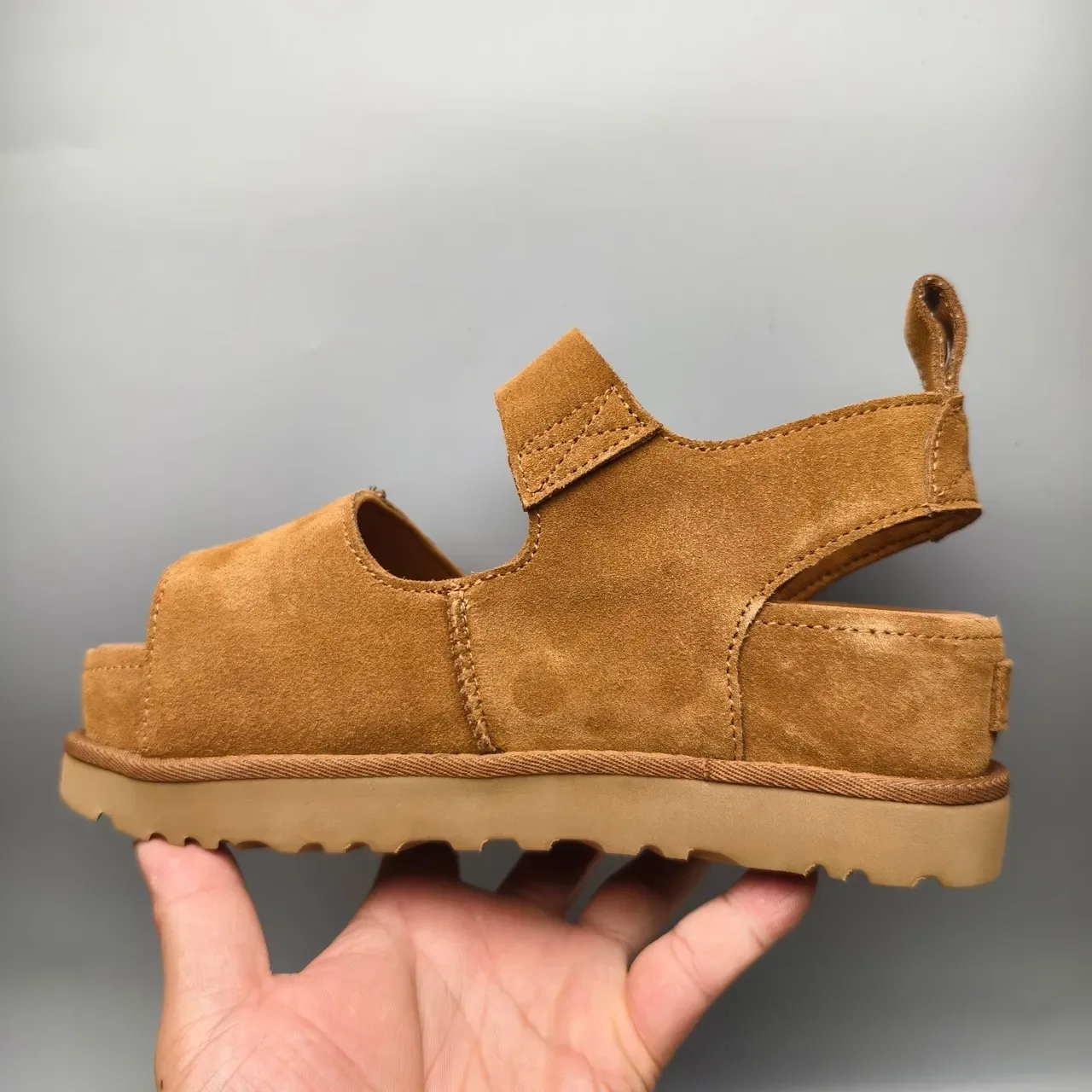 صنادل كاجوال منصة UGG تاسمان لون بني من السويد 7