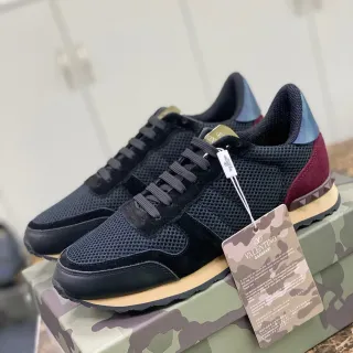 Valentino Garavani Rockstud काला बर्गंडी मेश सूड लाइफस्टाइल स्नीकर