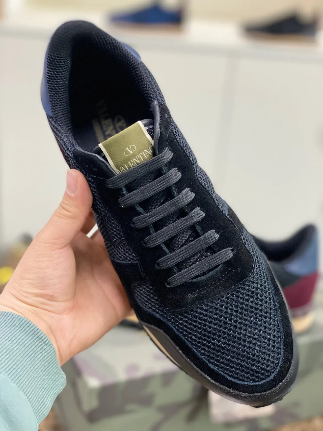 Valentino Garavani Rockstud 黑酒红 网面麂皮 生活休闲鞋 2