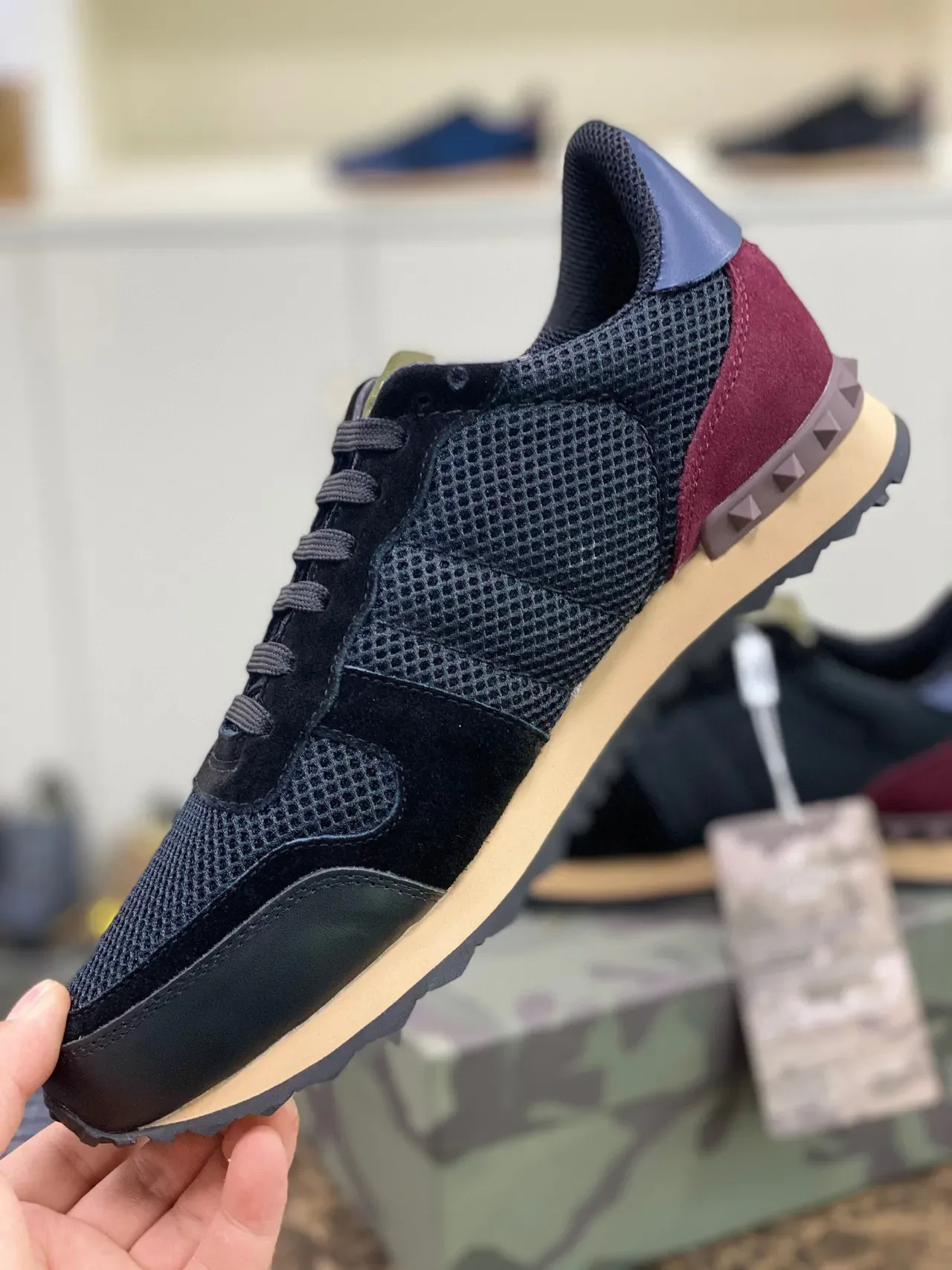 Valentino Garavani Rockstud 黑酒红 网面麂皮 生活休闲鞋 3