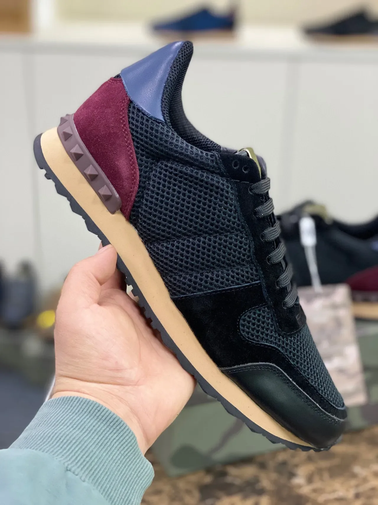 Valentino Garavani Rockstud 黑酒红 网面麂皮 生活休闲鞋 4