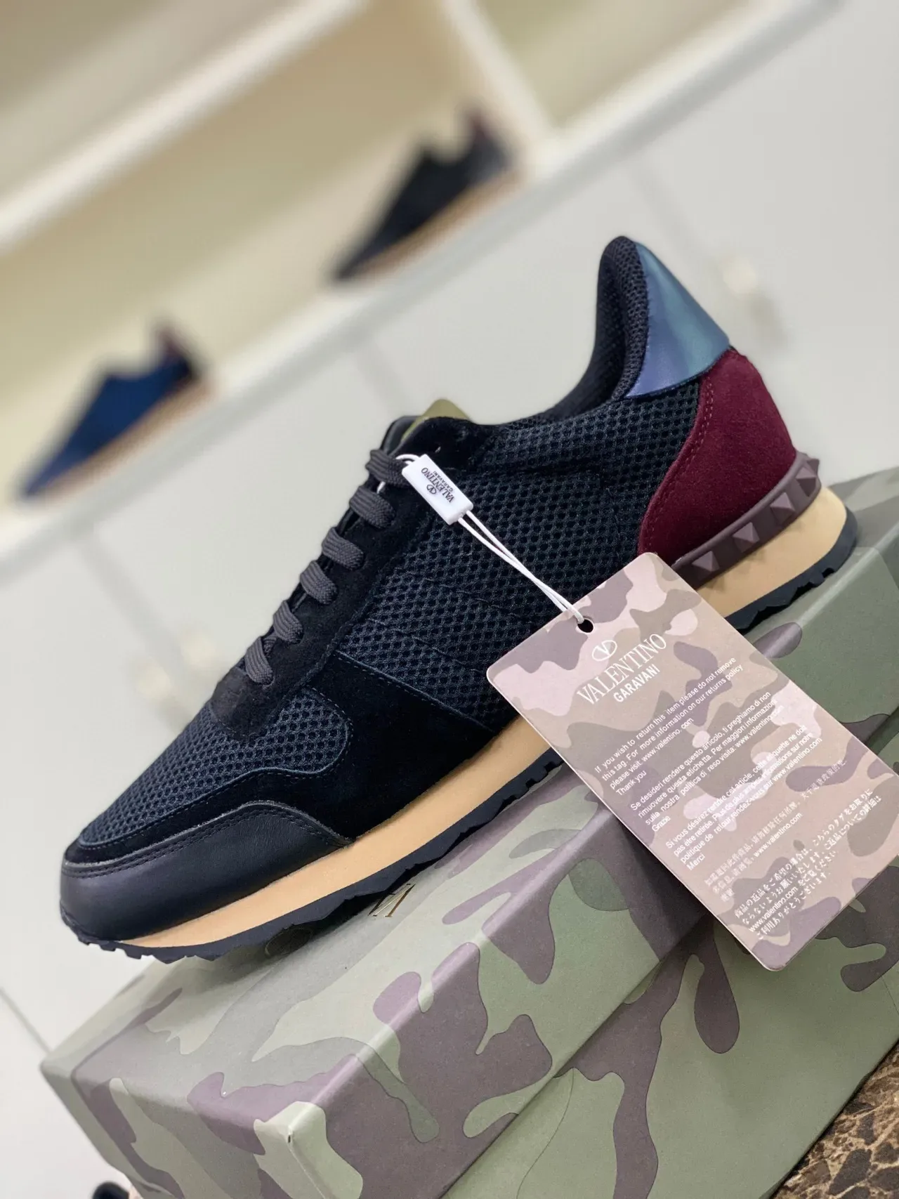 Valentino Garavani Rockstud 黑酒红 网面麂皮 生活休闲鞋 5