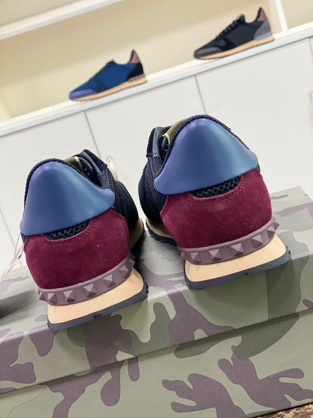 Valentino Garavani Rockstud 黑酒红 网面麂皮 生活休闲鞋 7