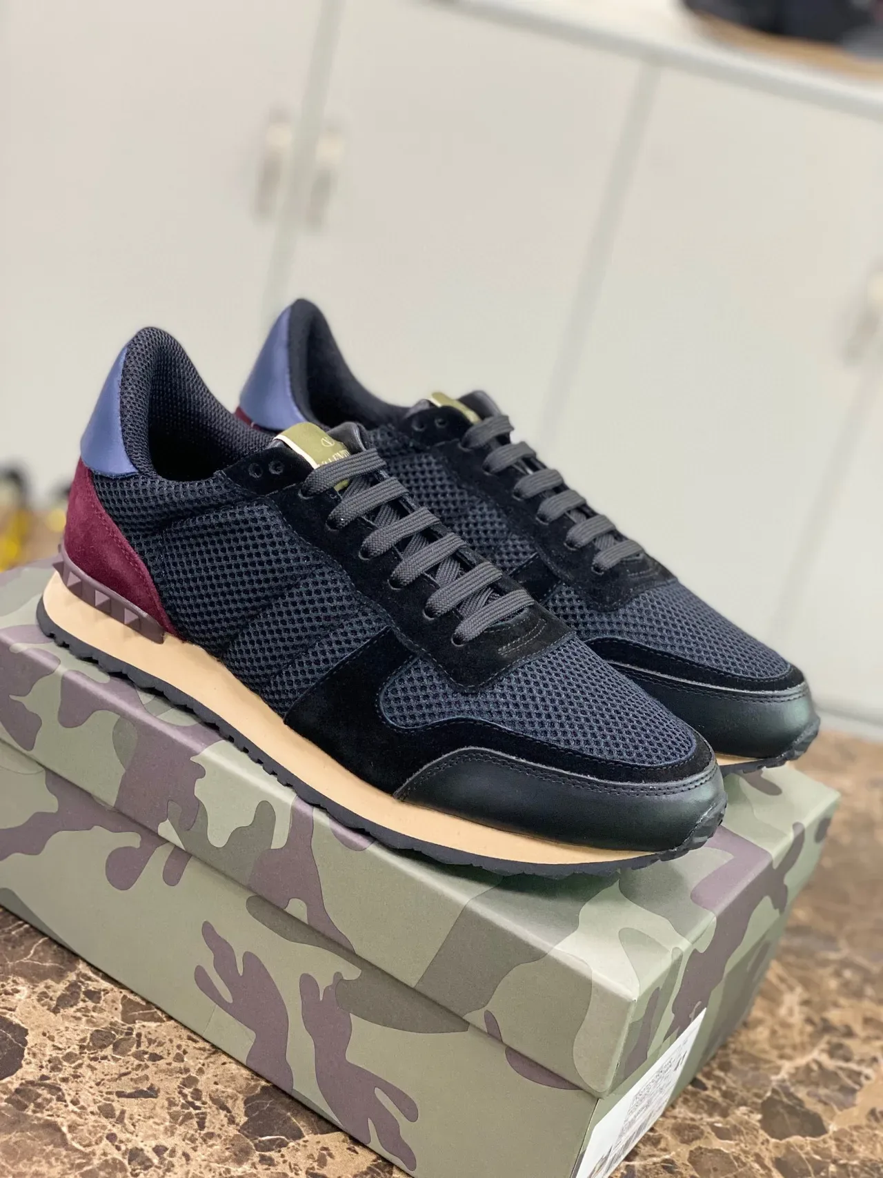 Valentino Garavani Rockstud 黑酒红 网面麂皮 生活休闲鞋 8