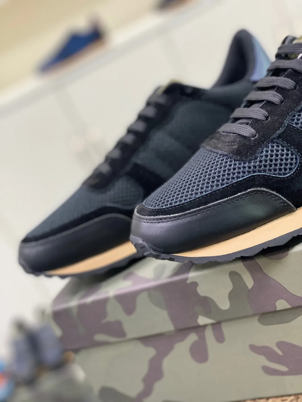 Valentino Garavani Rockstud 黑酒红 网面麂皮 生活休闲鞋 9
