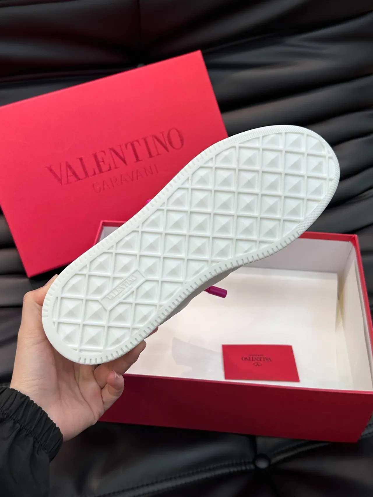 Valentino One Stud Tênis Lifestyle Branco e Rosa Renda Trançada 2