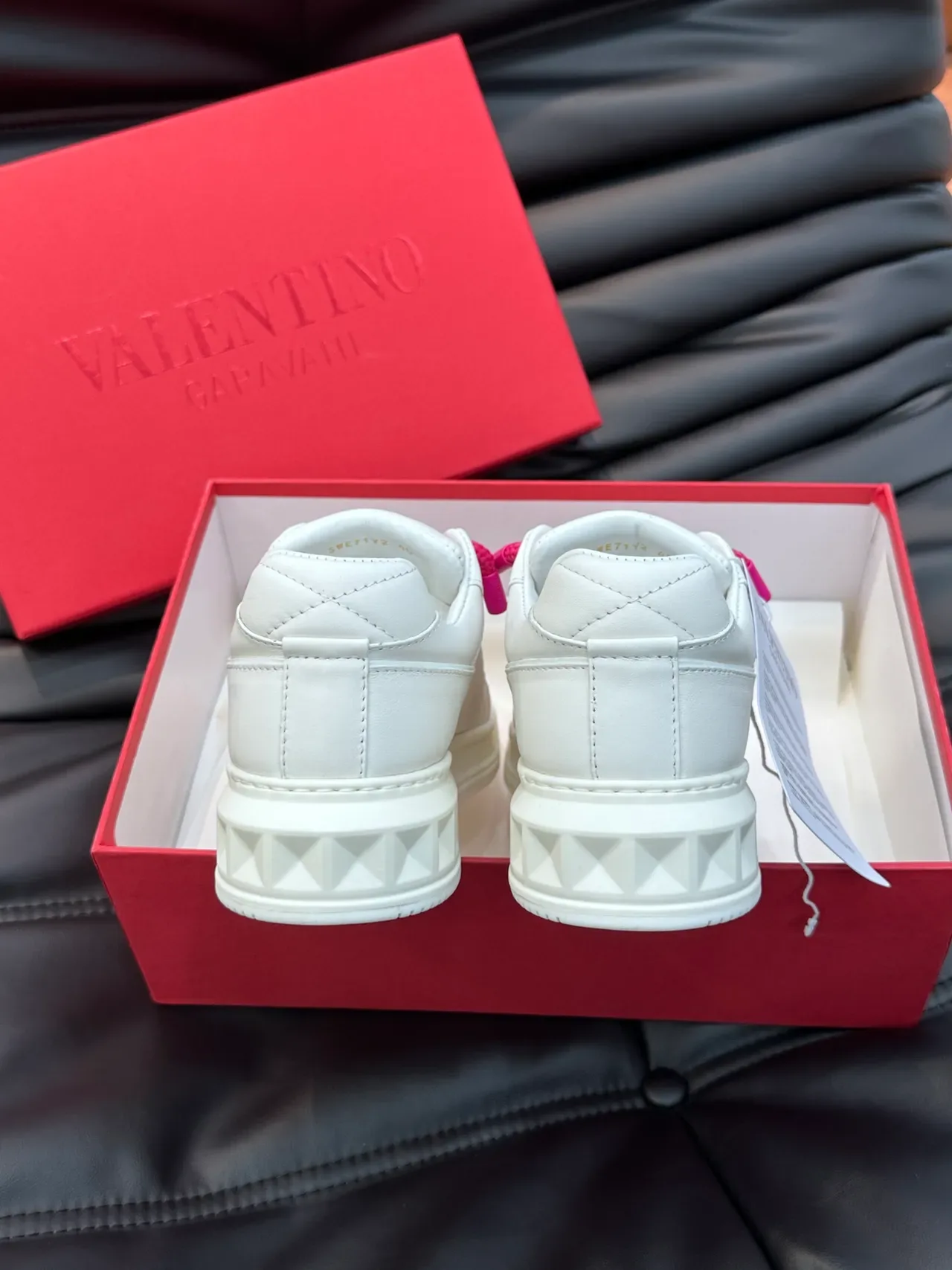 Valentino One Stud Tênis Lifestyle Branco e Rosa Renda Trançada 3