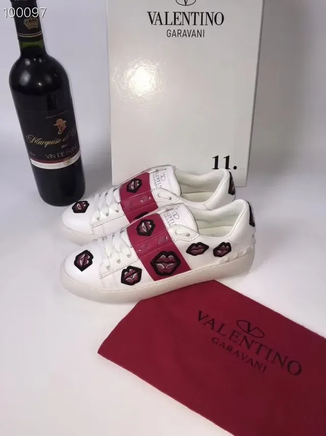 Valentino Rockstud bordado de labios blanco rosa zapatillas lifestyle 2