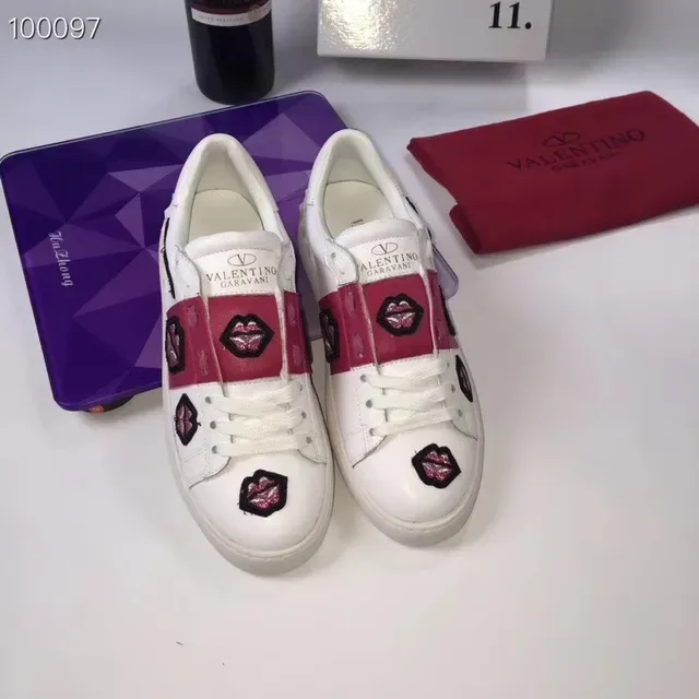 Valentino Rockstud bordado de labios blanco rosa zapatillas lifestyle 3