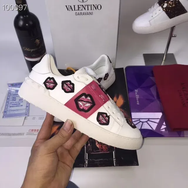 Valentino Rockstud bordado de labios blanco rosa zapatillas lifestyle 4