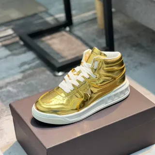 Valentino Rockstud tênis lifestyle de cano alto em ouro metálico