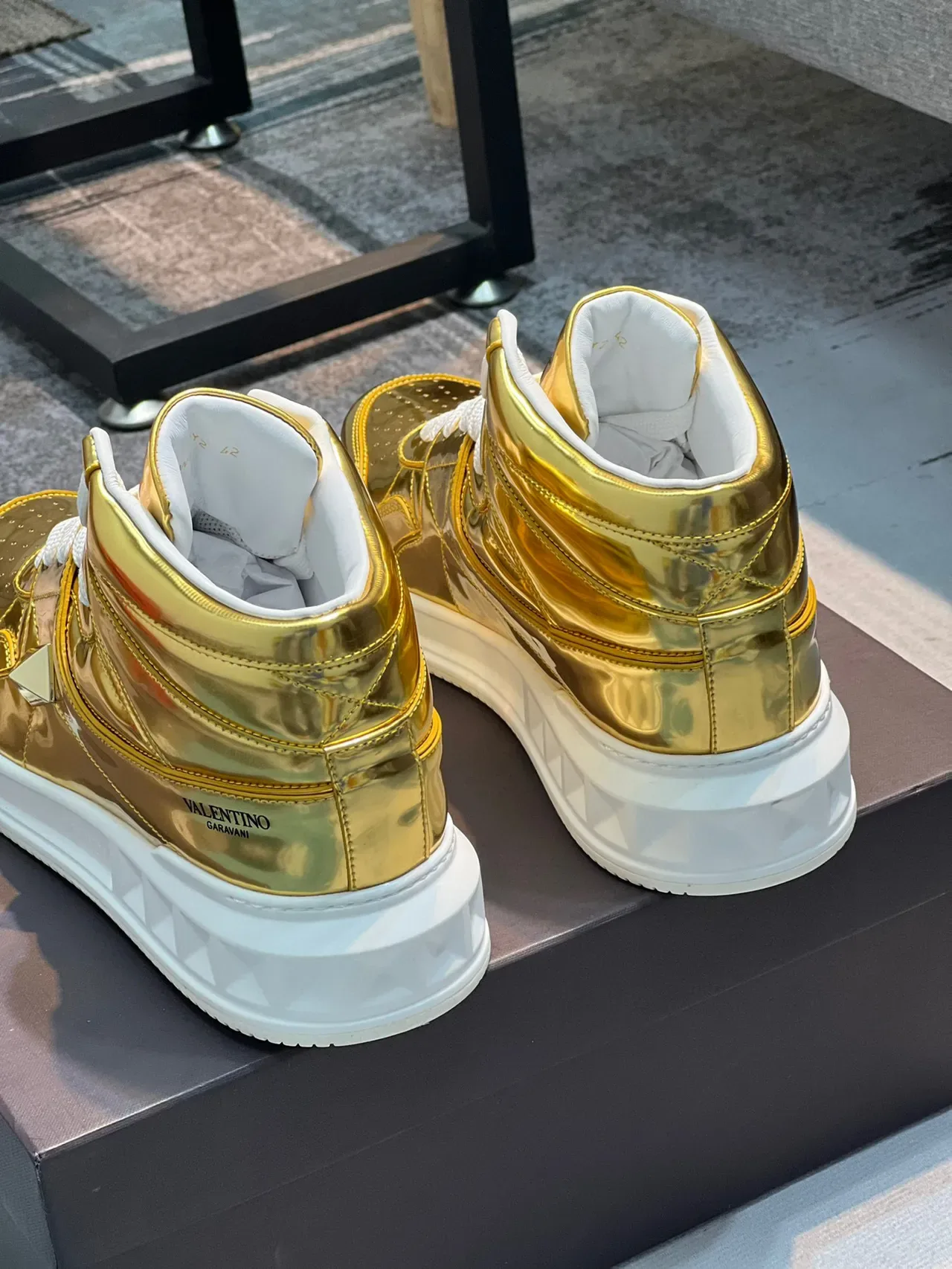 Valentino Rockstud tênis lifestyle de cano alto em ouro metálico 2