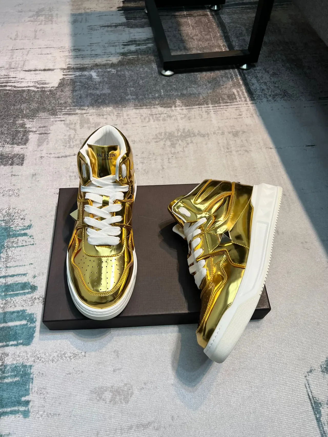 Valentino Rockstud tênis lifestyle de cano alto em ouro metálico 4