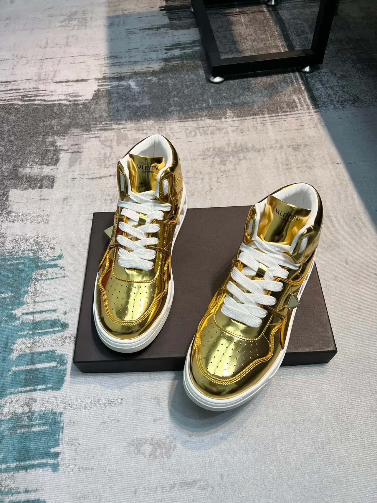 Valentino Rockstud tênis lifestyle de cano alto em ouro metálico 5