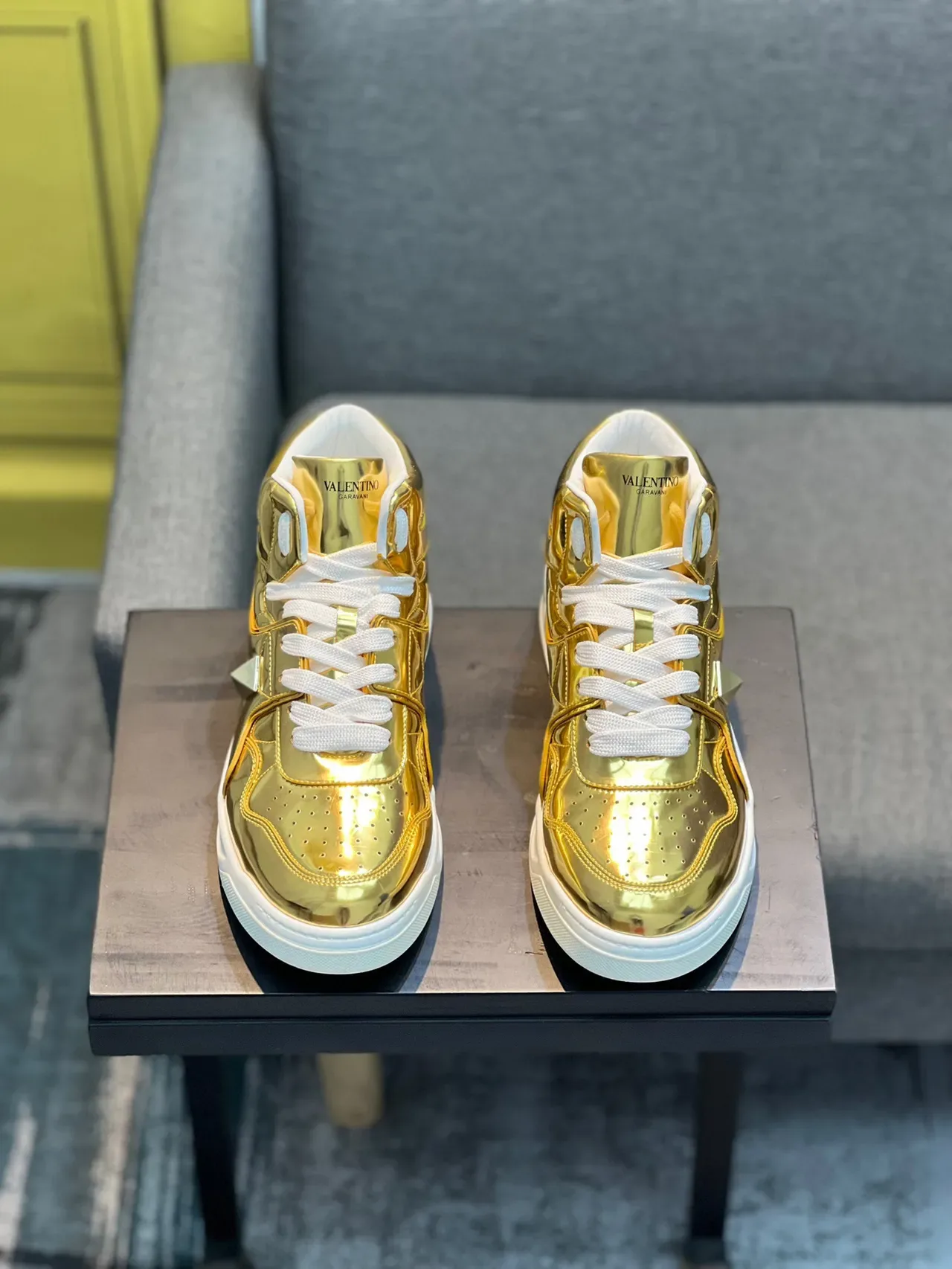 Valentino Rockstud tênis lifestyle de cano alto em ouro metálico 6