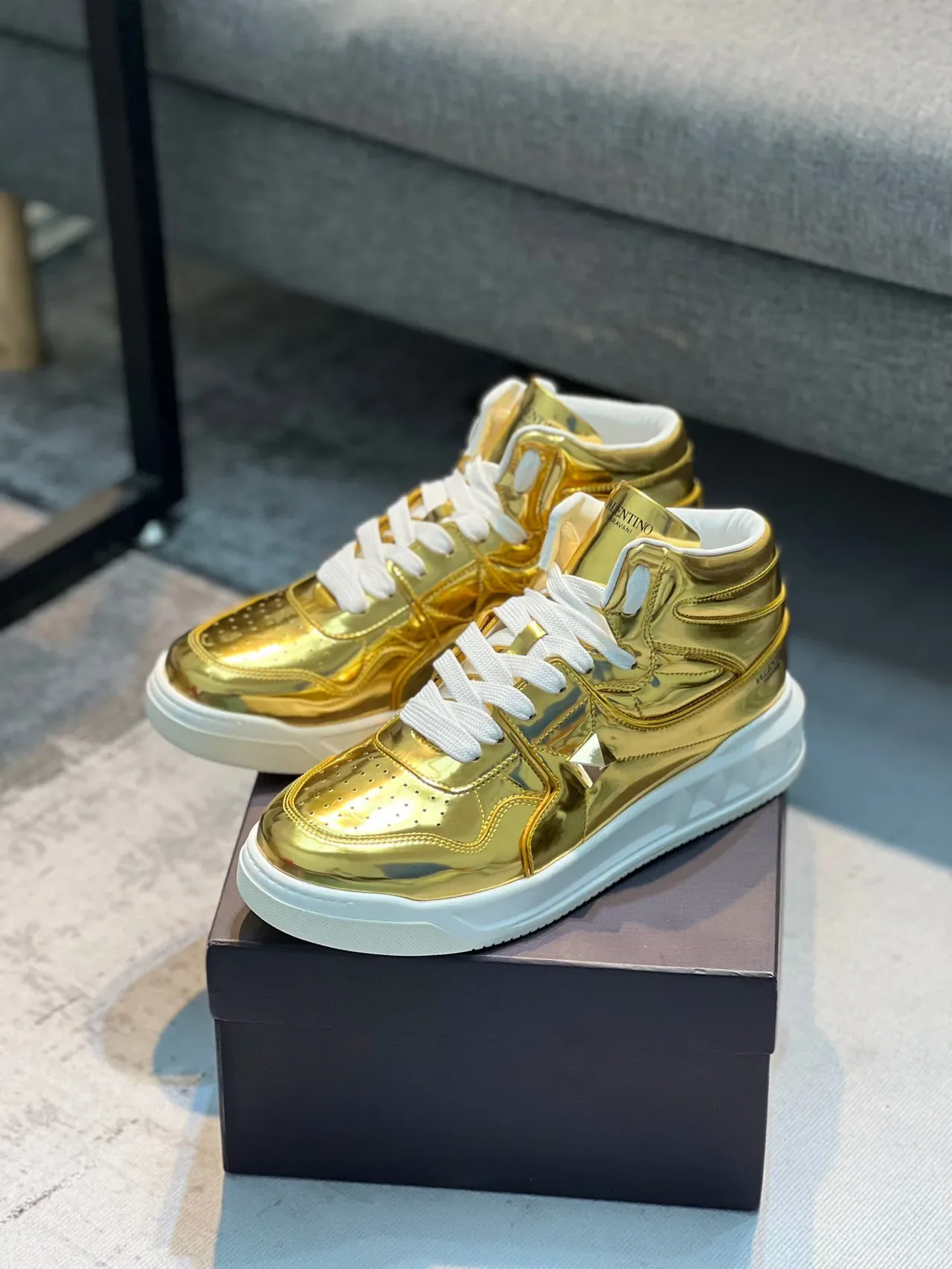Valentino Rockstud tênis lifestyle de cano alto em ouro metálico 7