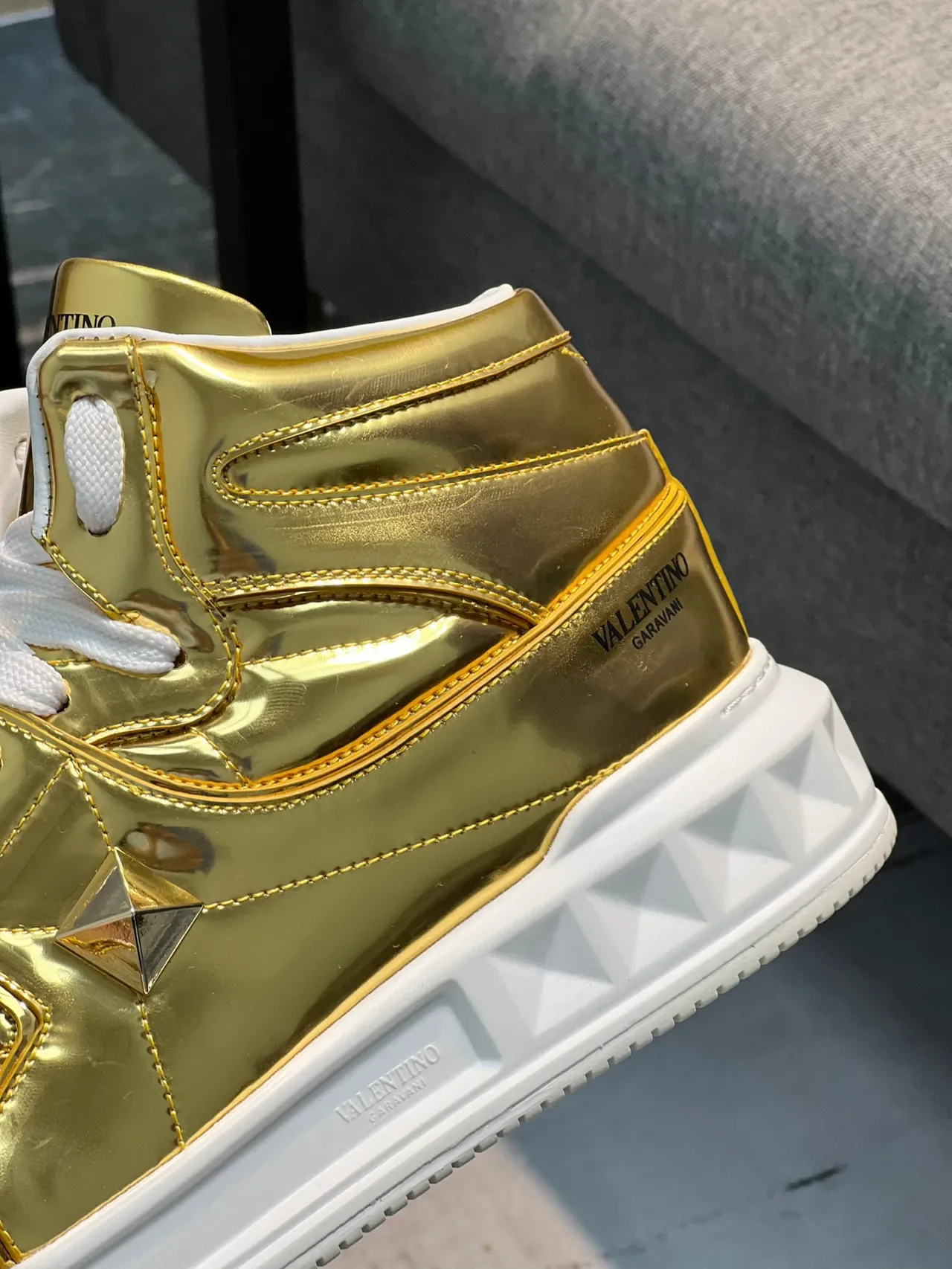 Valentino Rockstud tênis lifestyle de cano alto em ouro metálico 8