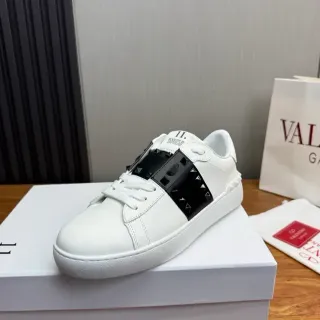 Valentino Rockstud Untitled tênis lifestyle branco e preto Studded