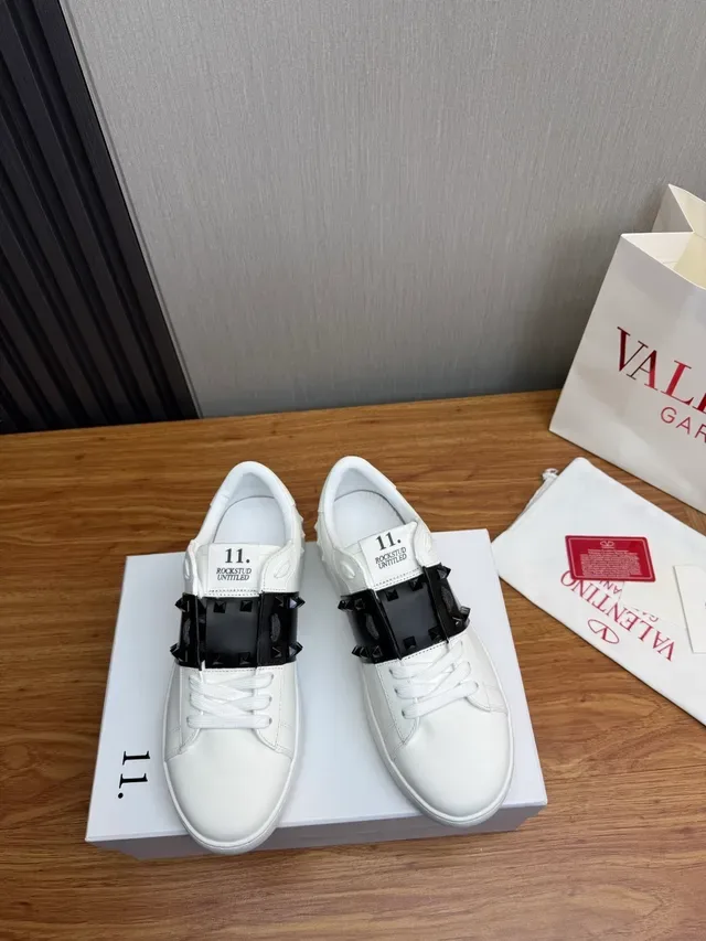 Valentino Rockstud Untitled tênis lifestyle branco e preto Studded 2