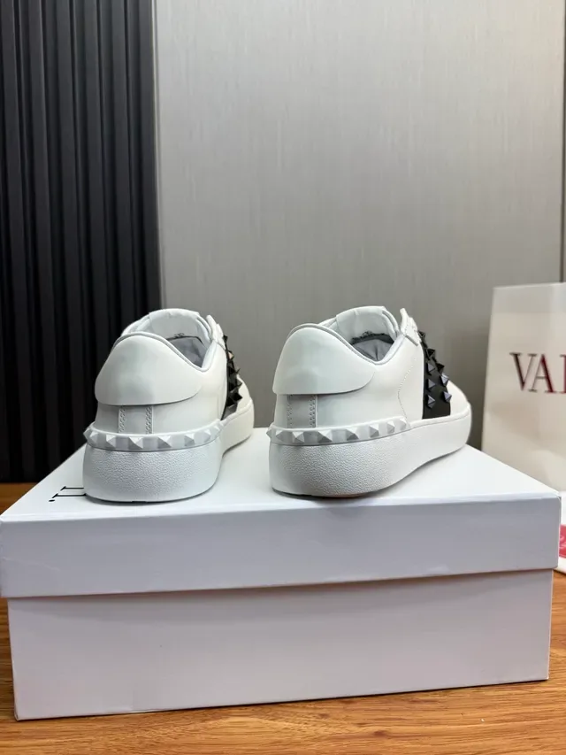 Valentino Rockstud Untitled tênis lifestyle branco e preto Studded 4