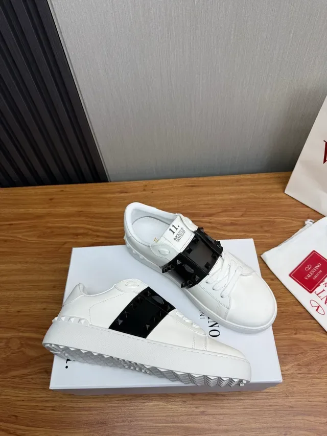 Valentino Rockstud Untitled tênis lifestyle branco e preto Studded 5