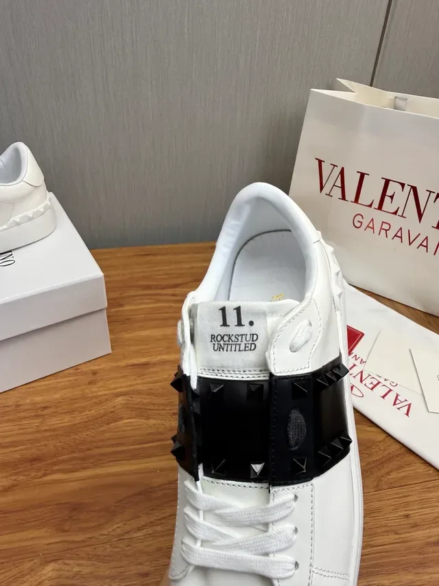Valentino Rockstud Untitled tênis lifestyle branco e preto Studded 8