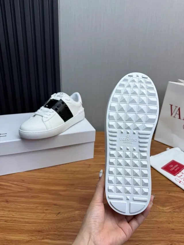 Valentino Rockstud Untitled tênis lifestyle branco e preto Studded 9