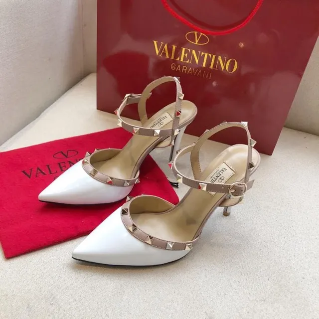 Valentino Rockstud أبيض ونود ستيليتو مدببة بالمسامير ذات رأس مدبب 2