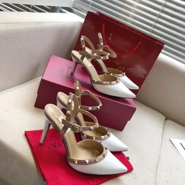 Valentino Rockstud أبيض ونود ستيليتو مدببة بالمسامير ذات رأس مدبب 3