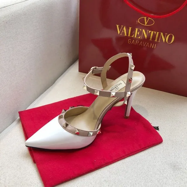 Valentino Rockstud أبيض ونود ستيليتو مدببة بالمسامير ذات رأس مدبب 4