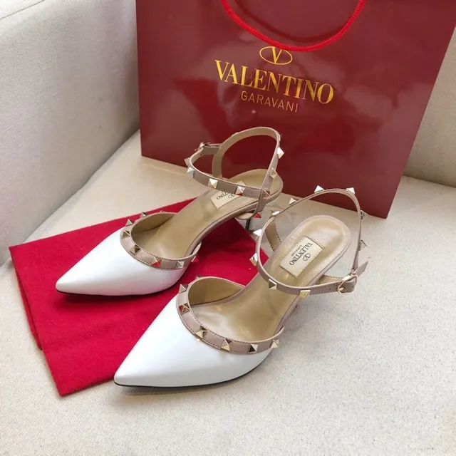 Valentino Rockstud أبيض ونود ستيليتو مدببة بالمسامير ذات رأس مدبب 6