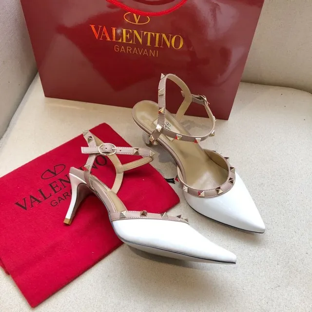 Valentino Rockstud أبيض ونود ستيليتو مدببة بالمسامير ذات رأس مدبب 7